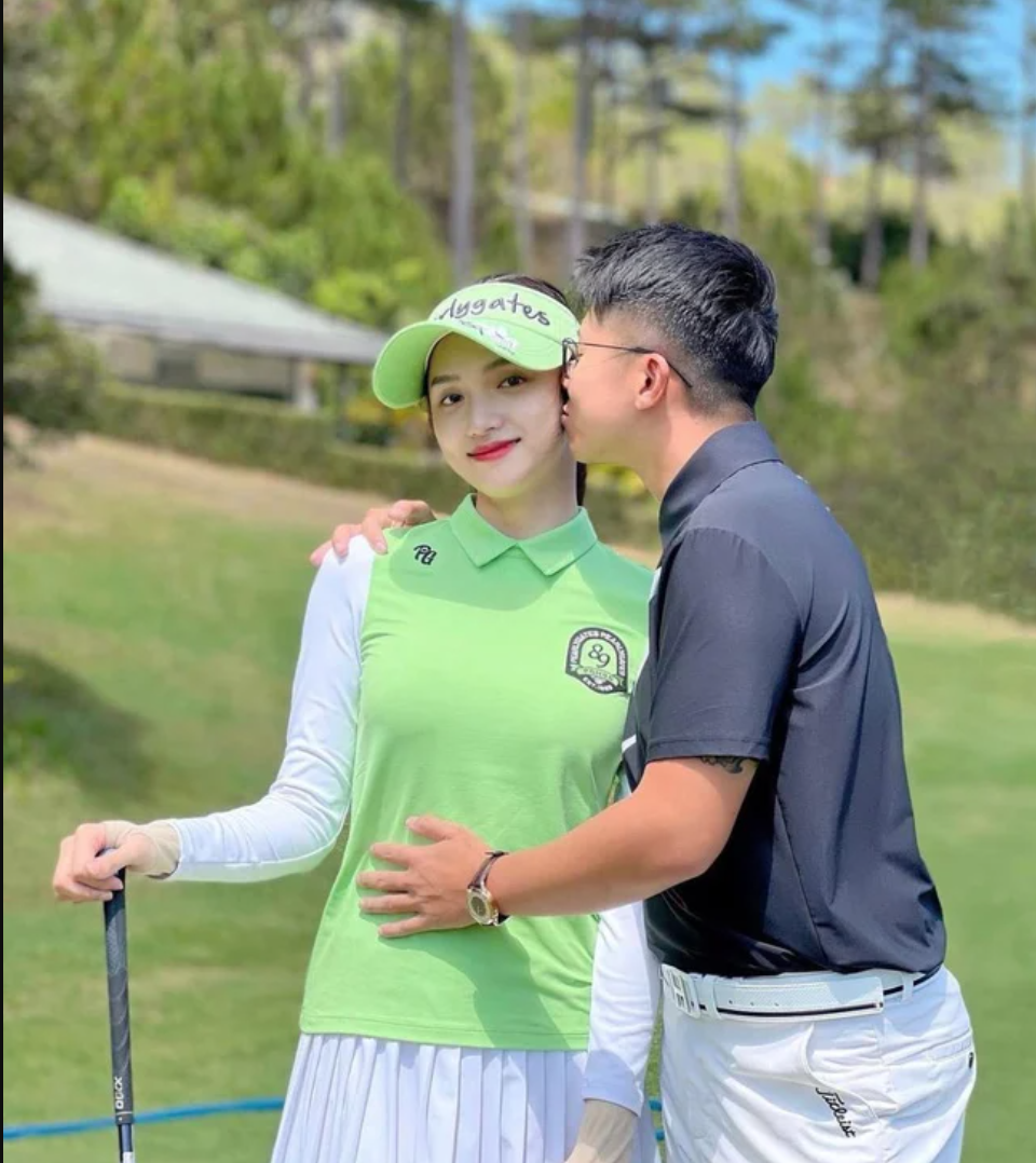 Sao nam Vbiz trên sân golf: Hồ Hoài Anh diện đồ đôi với vợ, Hồng Đăng chuộng đồ golf sặc sỡ - Ảnh 2