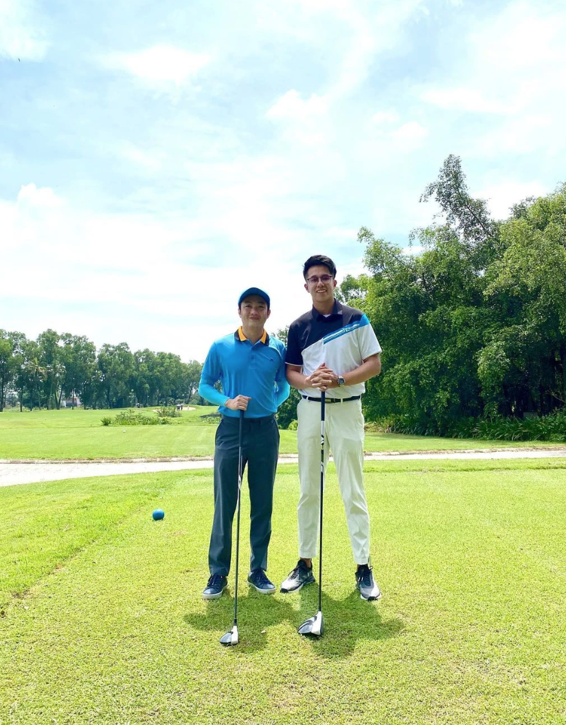 Sao nam Vbiz trên sân golf: Hồ Hoài Anh diện đồ đôi với vợ, Hồng Đăng chuộng đồ golf sặc sỡ - Ảnh 1