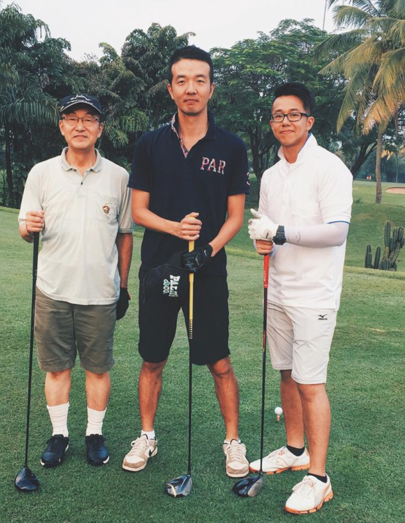 Sao nam Vbiz trên sân golf: Hồ Hoài Anh diện đồ đôi với vợ, Hồng Đăng chuộng đồ golf sặc sỡ - Ảnh 1