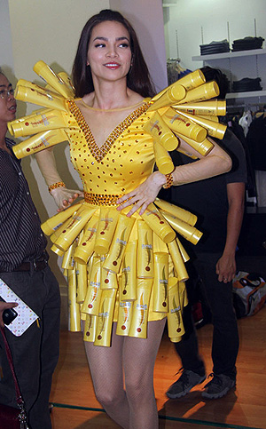 Những chiếc váy làm từ chất liệu độc lạ: Váy giấm ăn của Hương Ly chưa là gì với Hương Giang - Ảnh 11