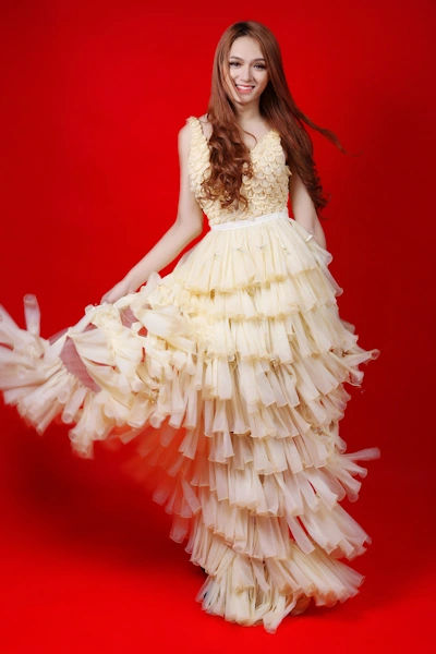 Những chiếc váy làm từ chất liệu độc lạ: Váy giấm ăn của Hương Ly chưa là gì với Hương Giang - Ảnh 3