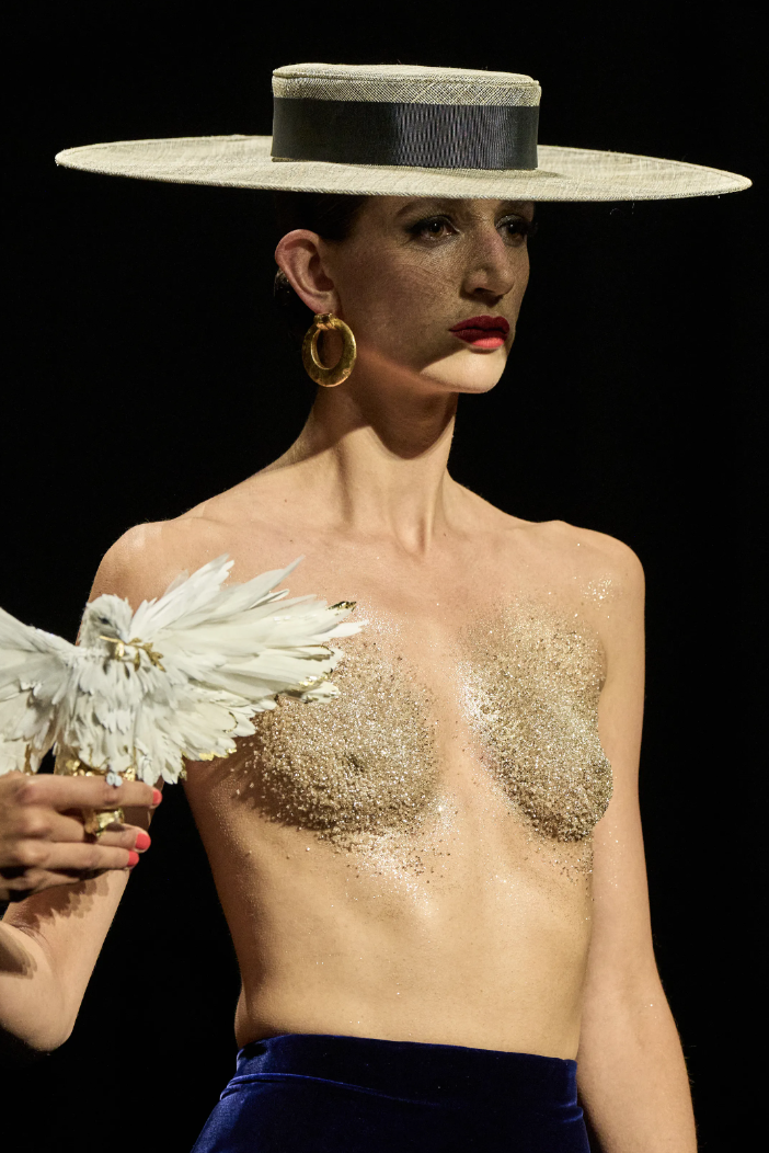 Schiaparelli Haute Couture Fall 2022: Khi thả rông cũng là một nghệ thuật - Ảnh 1