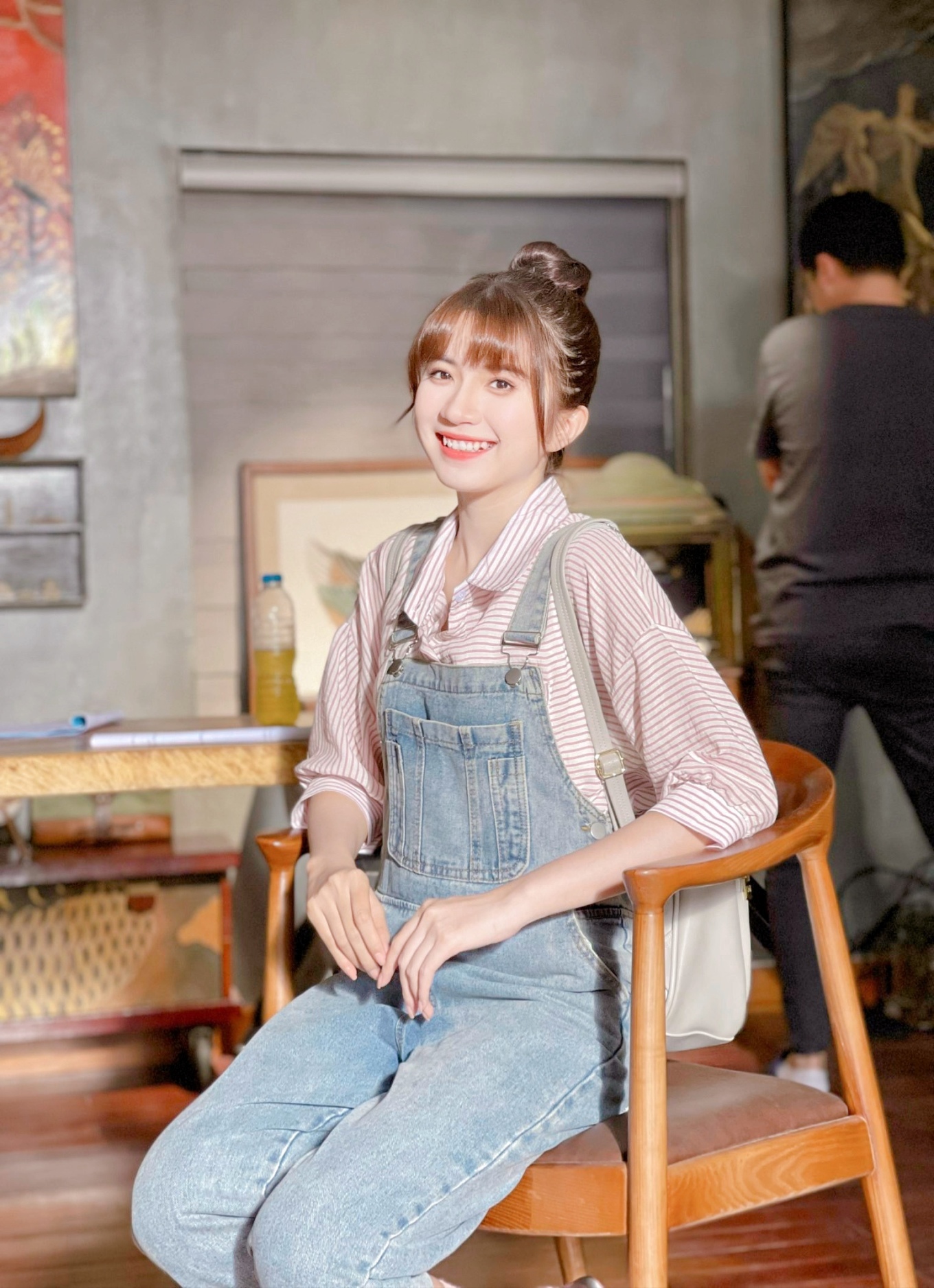 Kết hợp sơ mi rộng với quần yếm jeans, Vân Vân ghi điểm với bởi vẻ ngoài tươi mới, tràn đầy năng lượng. Set đồ này giúp cô đi lại dễ dàng hơn.