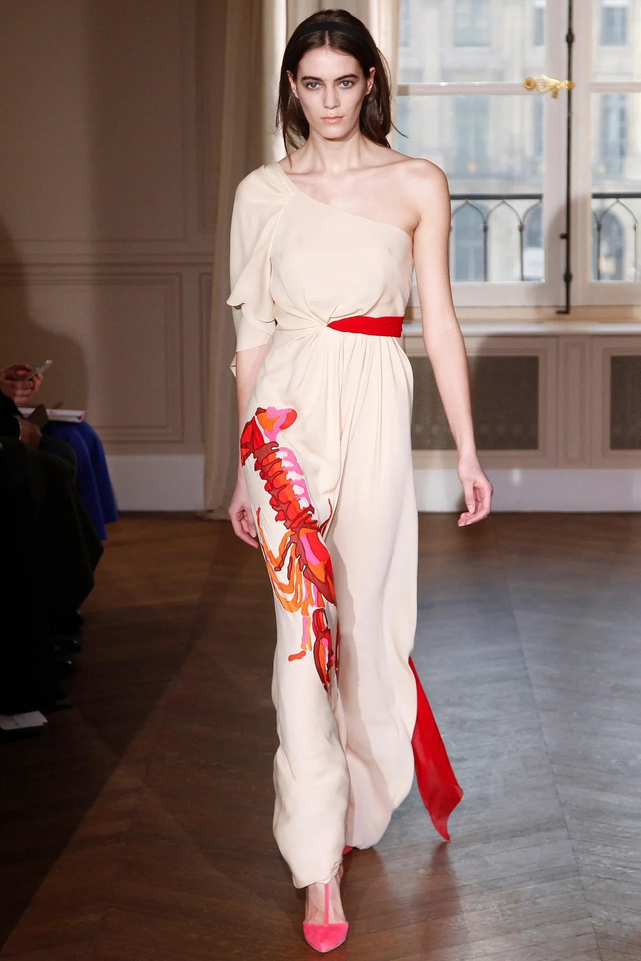 Chiếc điện thoại tôm hùm kỳ lạ, mở ra thời kỳ chủ nghĩa siêu thực trong thời trang  - Ảnh 5