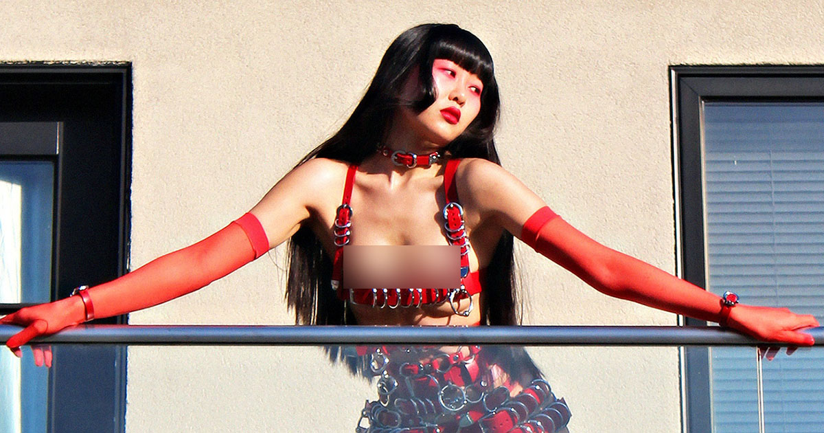 Trang phục xiềng xích theo phong cách gợi cảm:  Yeha Leung dùng thời trang nói lên tiếng lòng phụ nữ