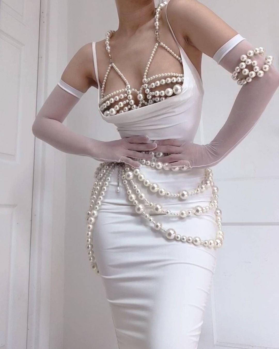 Yeha Leung cùng những thiết kế kết hợp giữa sức mạnh nữ quyền và sự quyến rũ của B.D.S.M - Ảnh 3