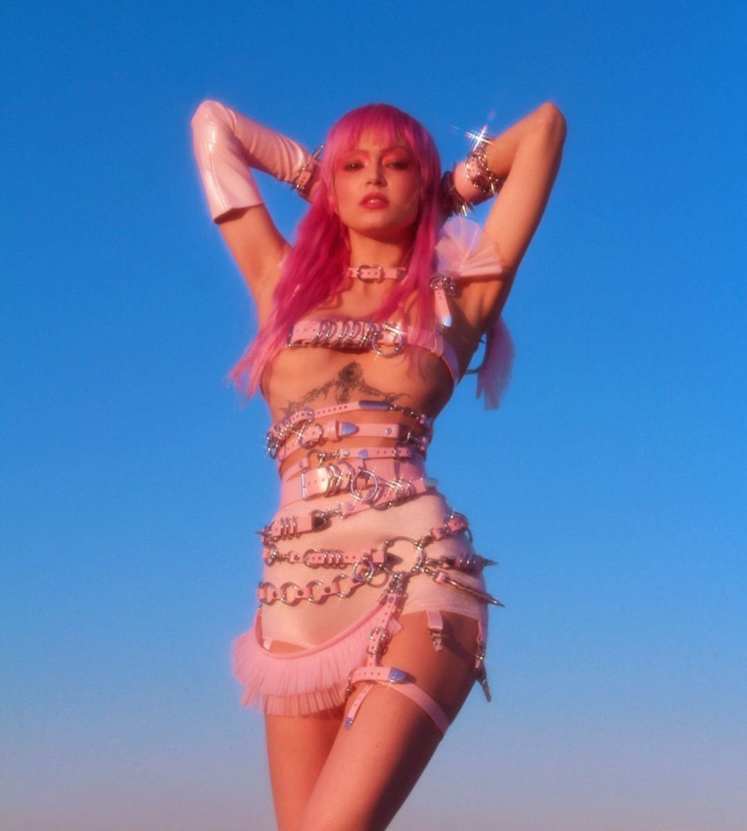 Yeha Leung cùng những thiết kế kết hợp giữa sức mạnh nữ quyền và sự quyến rũ của B.D.S.M - Ảnh 9