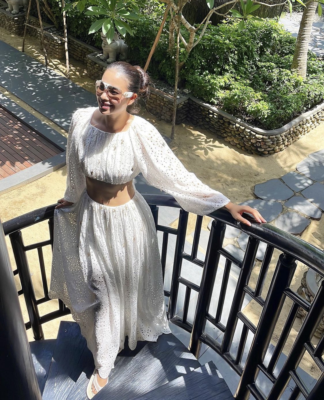 Khoe đồ hiệu choáng ngợp ở trời Tây nhưng về nước Phạm Hương chỉ diện lại đồ cũ - Ảnh 7