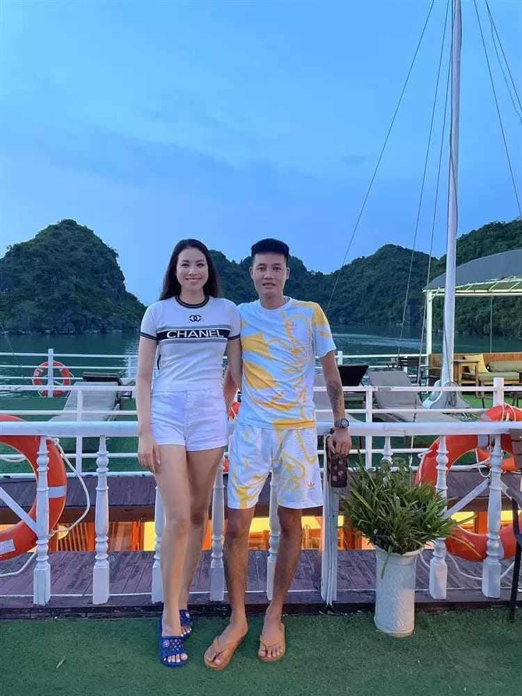 Khoe đồ hiệu choáng ngợp ở trời Tây nhưng về nước Phạm Hương chỉ diện lại đồ cũ - Ảnh 1