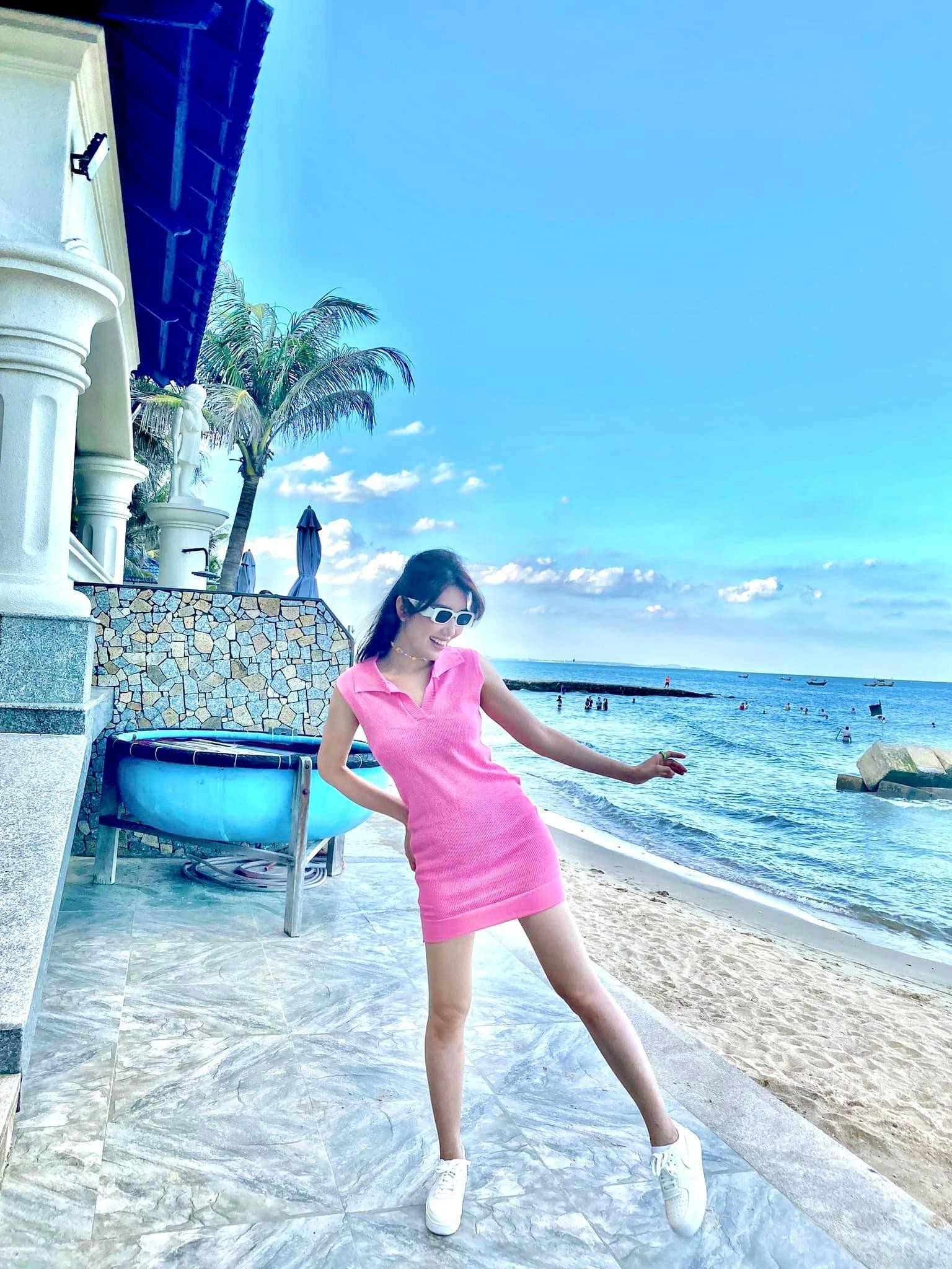 Thuý Ngân thả dáng trên biển với chiếc đầm hồng tôn dáng. Tinh tế chọn kiểu không tay sẽ giúp cô nàng luôn cảm thấy thoải mái dưới cái nắng oi bức ngày hè.