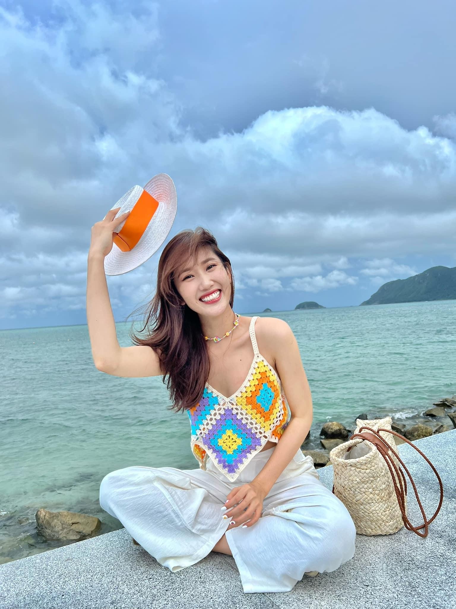 Kết hợp áo crochet croptop nhiều màu với quần đũi, cô nàng có ngay một outfit trẻ trung và sành điệu. Đừng quên điểm xuyết thêm những phụ kiện như vòng cổ hạt nhựa hay túi cói, đúng điệu thời trang mùa hè.