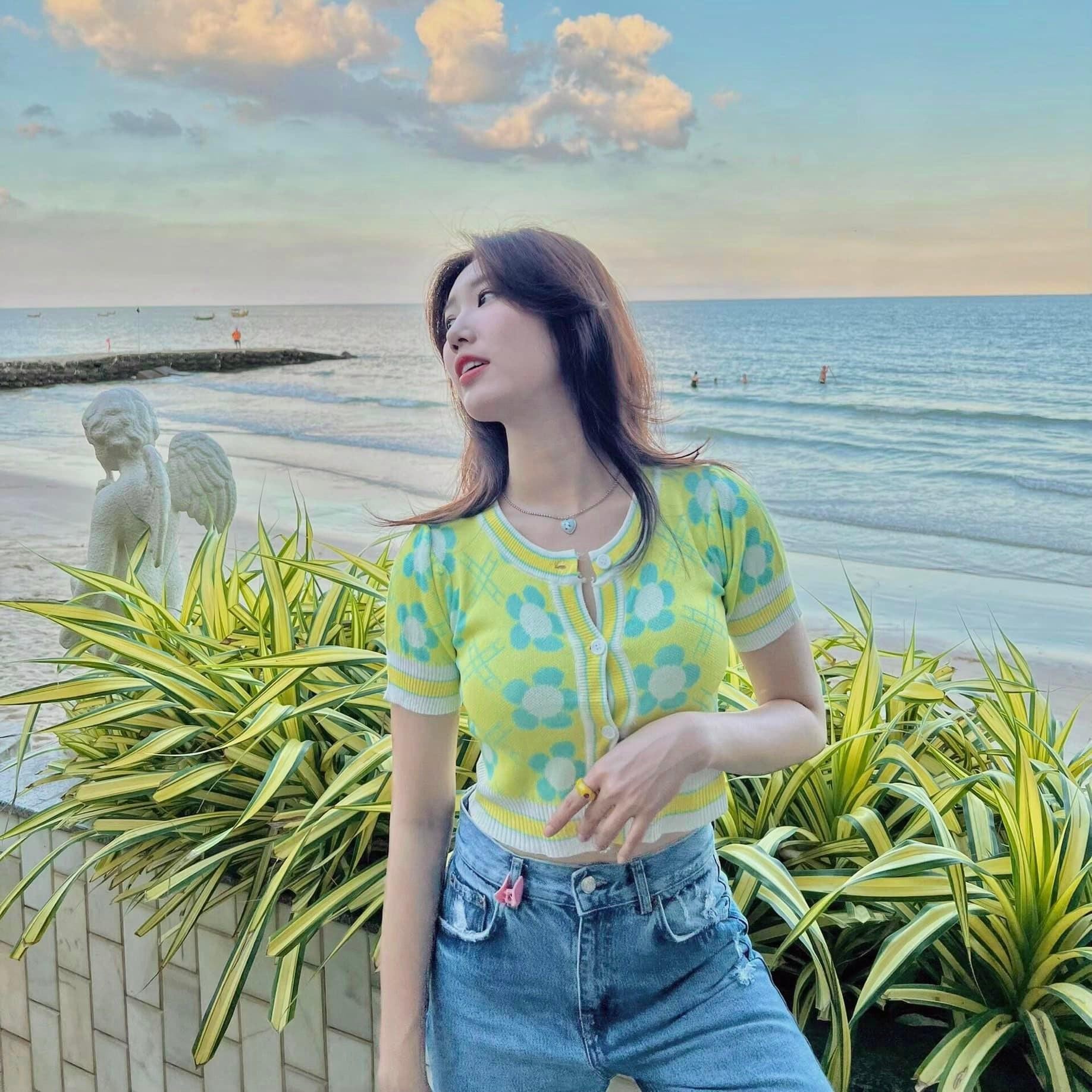 Thuý Ngân phối áo montoghi màu xanh neon hoạ tiết với quần jeans cạp cao, biến hoá chuẩn phong cách Y2K.