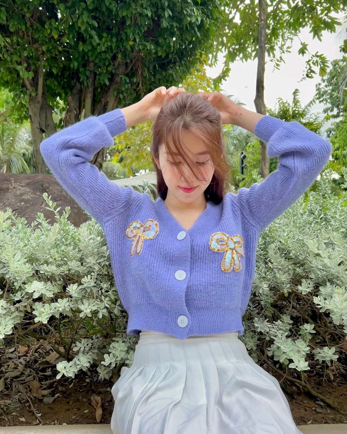 Một set đồ có tính ứng dụng cao với áo cardigan croptop và chân váy, bạn có thể diện dạo phố hay đi làm đều rất xinh.