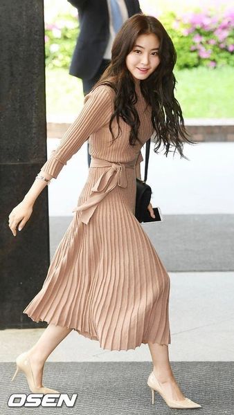 Học sao Hàn cách diện đồ đi ăn cưới sao cho đẹp mà không lấn át cô dâu - Ảnh 7