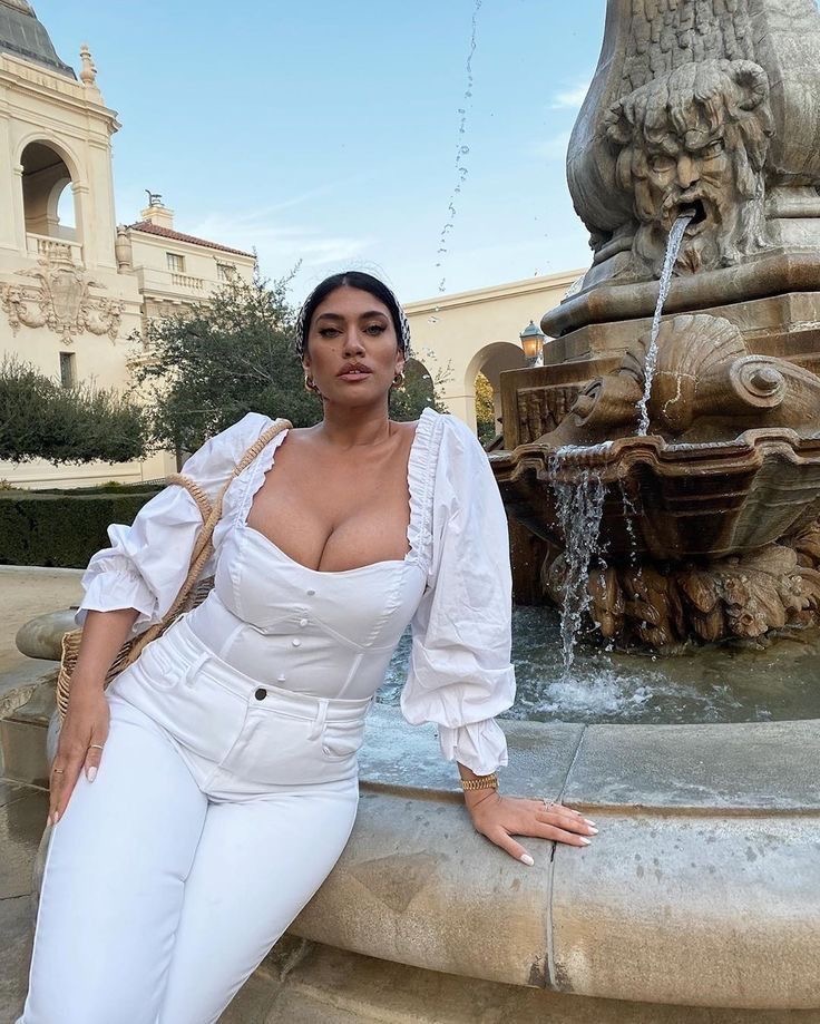 Gợi ý những set đồ sáng màu dành cho nàng mũm mĩm - Ảnh 2