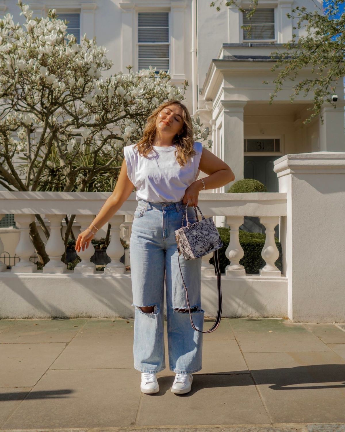 Gợi ý những set đồ sáng màu dành cho nàng mũm mĩm - Ảnh 19