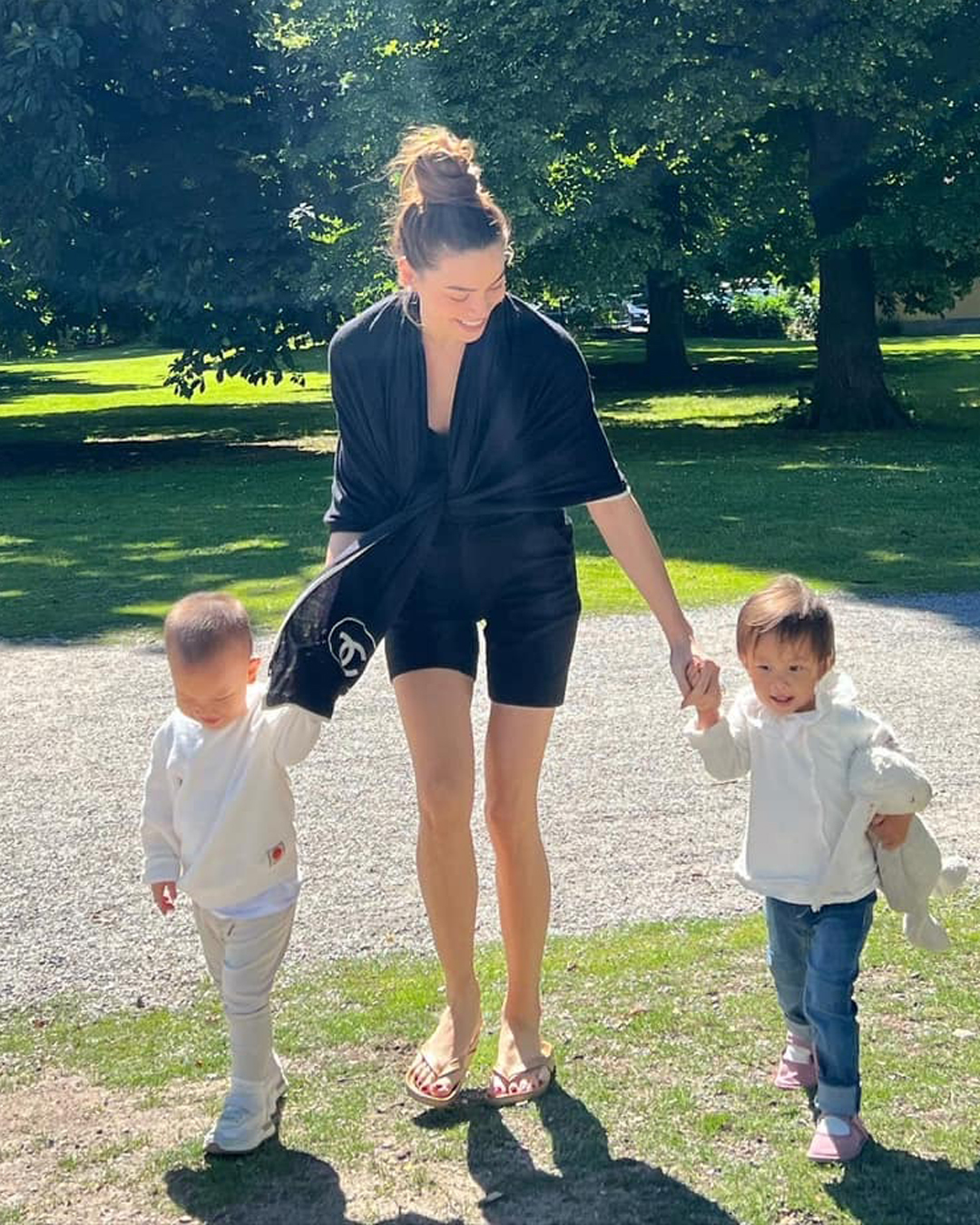 Thời trang cặp song sinh Hồ Ngọc Hà khi về quê bố: Lisa như 