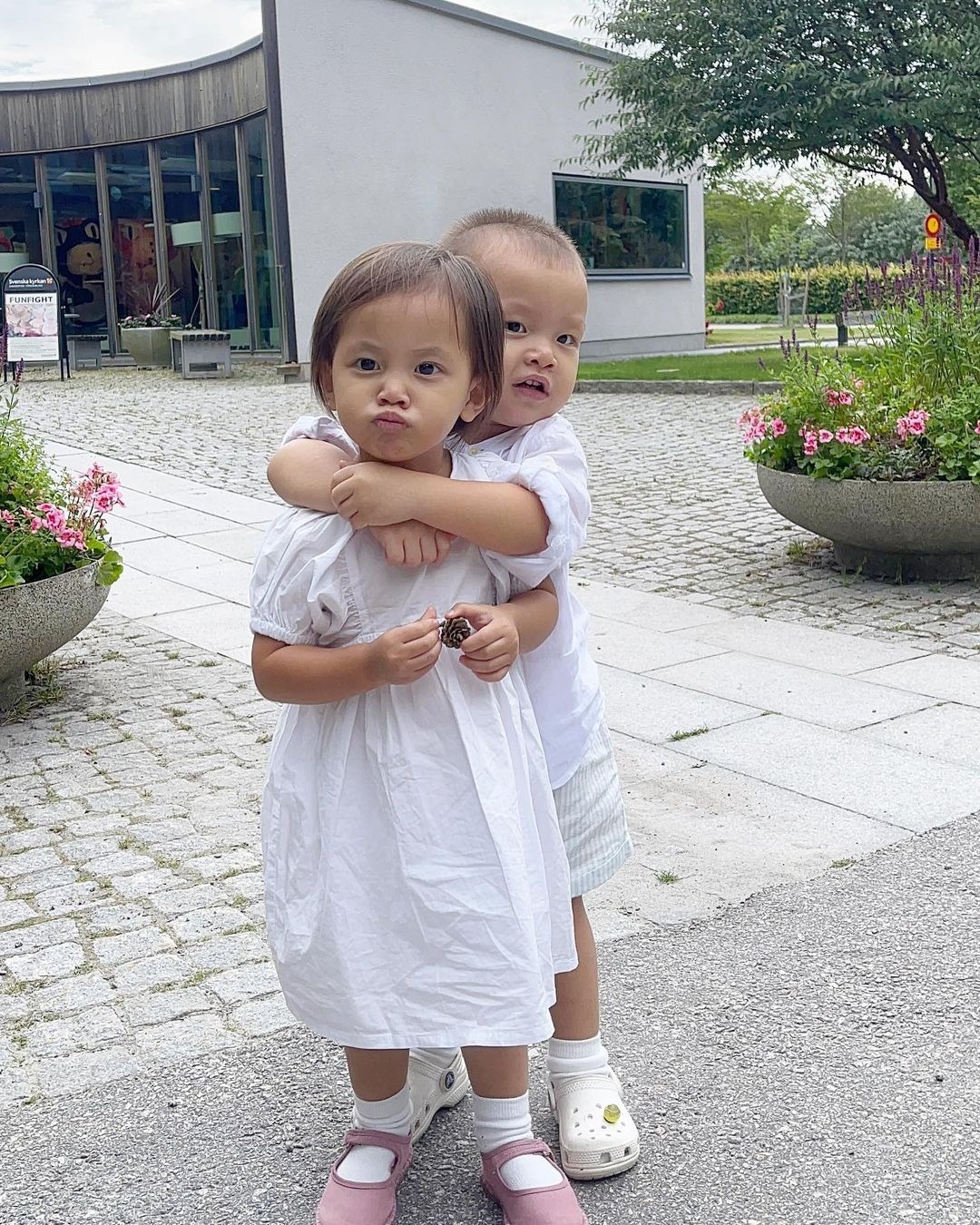 Thời trang cặp song sinh Hồ Ngọc Hà khi về quê bố: Lisa như 