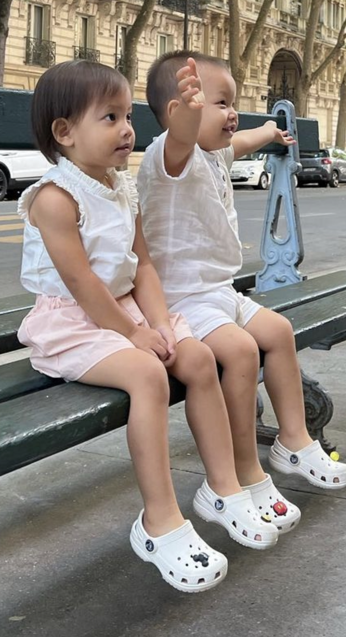 Thời trang cặp song sinh Hồ Ngọc Hà khi về quê bố: Lisa như 