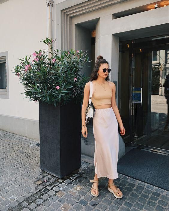 4 kiểu áo sánh đôi cùng chân váy lửng, tạo thành 