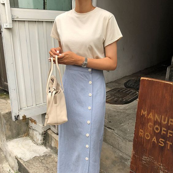 4 kiểu áo sánh đôi cùng chân váy lửng, tạo thành 