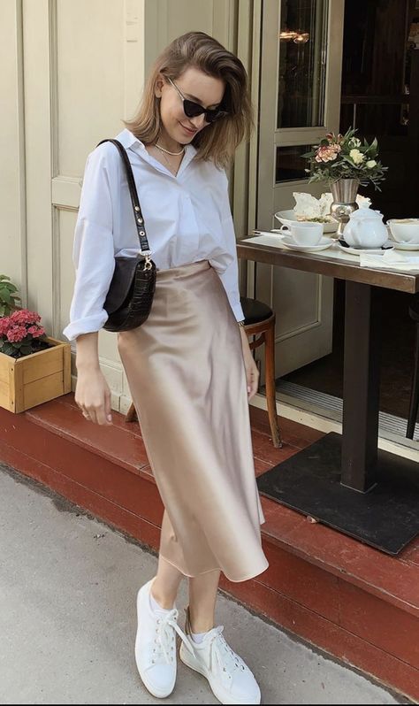 4 kiểu áo sánh đôi cùng chân váy lửng, tạo thành 