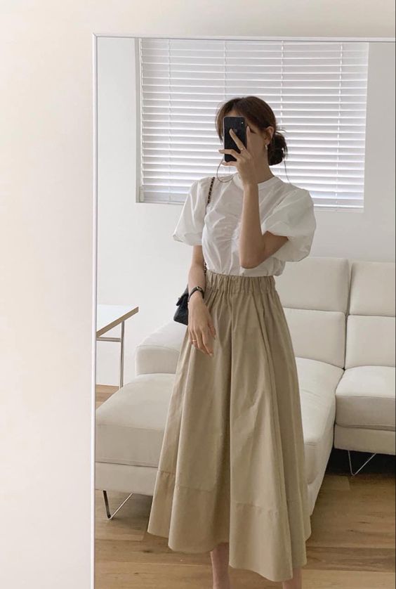 4 kiểu áo sánh đôi cùng chân váy lửng, tạo thành 