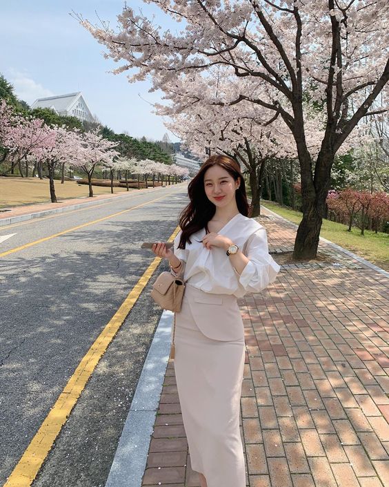 4 kiểu áo sánh đôi cùng chân váy lửng, tạo thành 