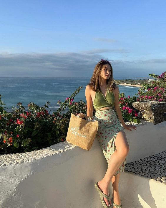 4 kiểu áo sánh đôi cùng chân váy lửng, tạo thành 