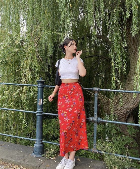 4 kiểu áo sánh đôi cùng chân váy lửng, tạo thành 