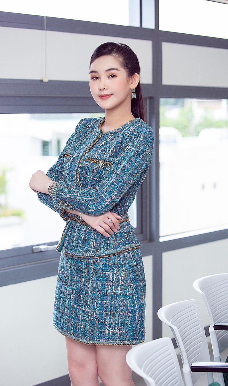 Cô theo đuổi hình ảnh trưởng thành với váy áo thời thượng.