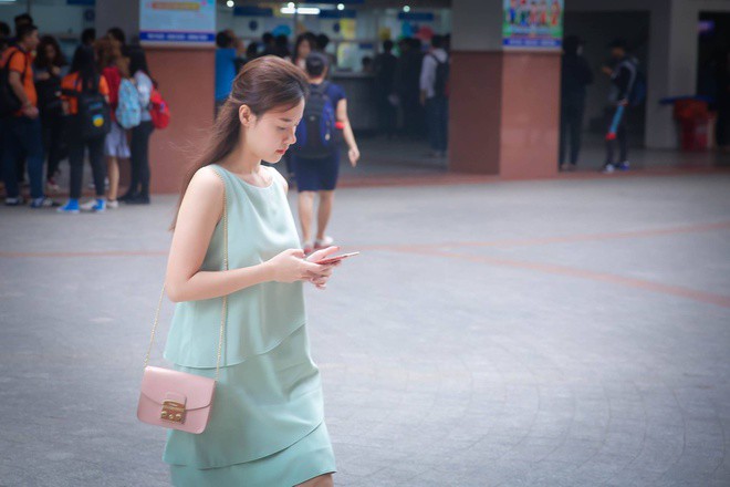 Thờ trang đi dạy của cô nàng chú trọng đến sự thoải mái và tôn dáng.