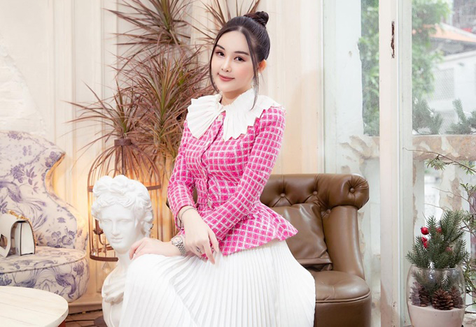 Phong cách sang chảnh, sặc mùi tiền của Lê Âu Ngân Anh khi đi dạy.