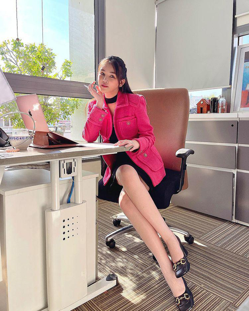 Cô không ngại với những bản phối rực rỡ, sử dụng chất liệu sang trọng khi đi dạy