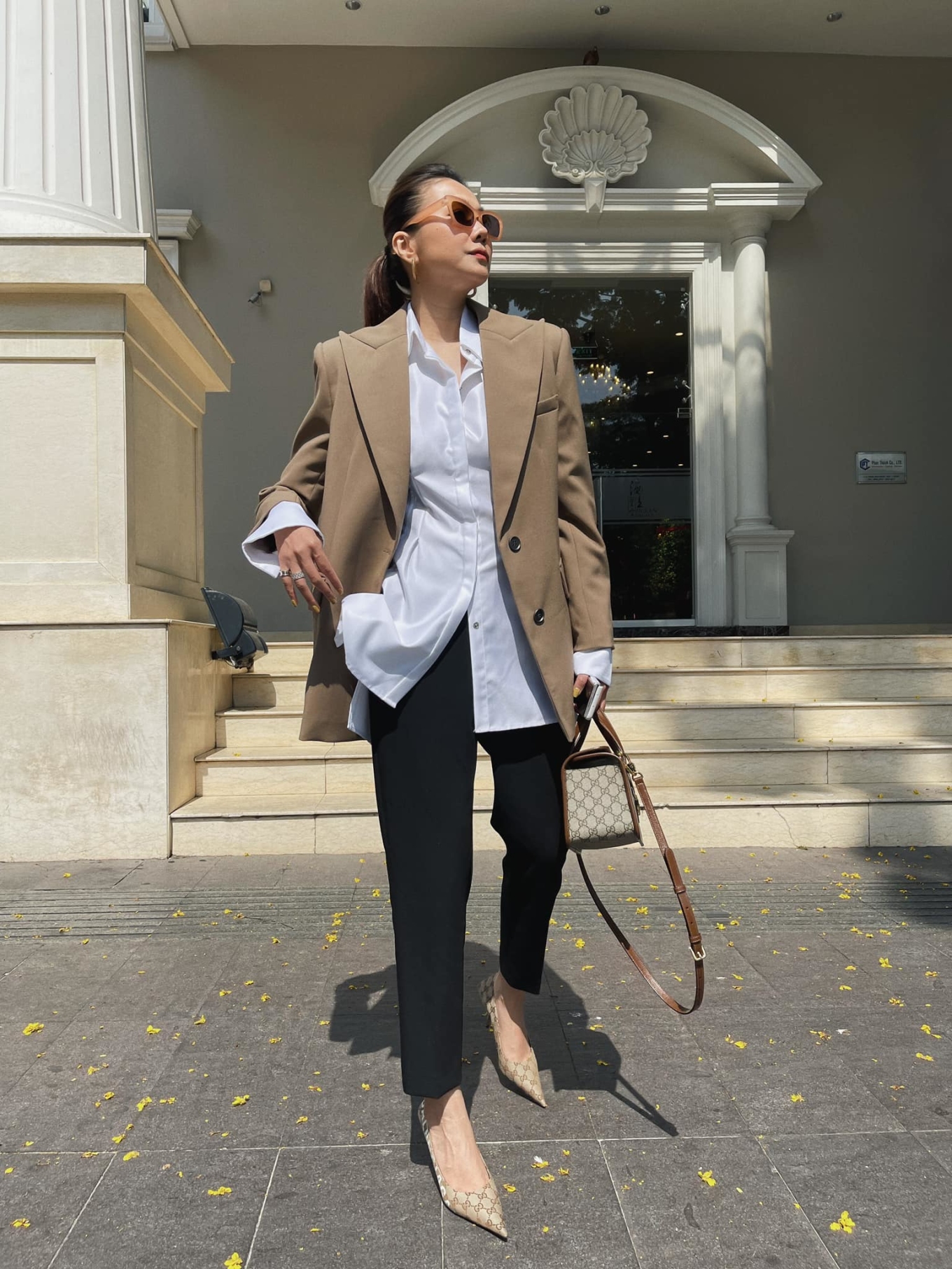 Gợi ý 10 outfit công sở từ sở thích phối đồ với blazer của Thanh Hằng - Ảnh 1