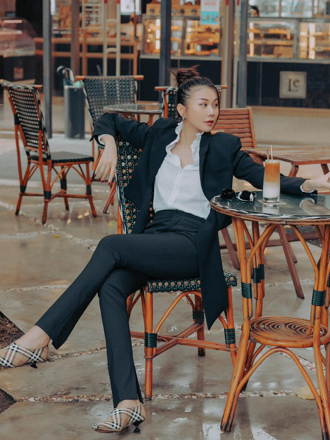 Gợi ý 10 outfit công sở từ sở thích phối đồ với blazer của Thanh Hằng - Ảnh 2