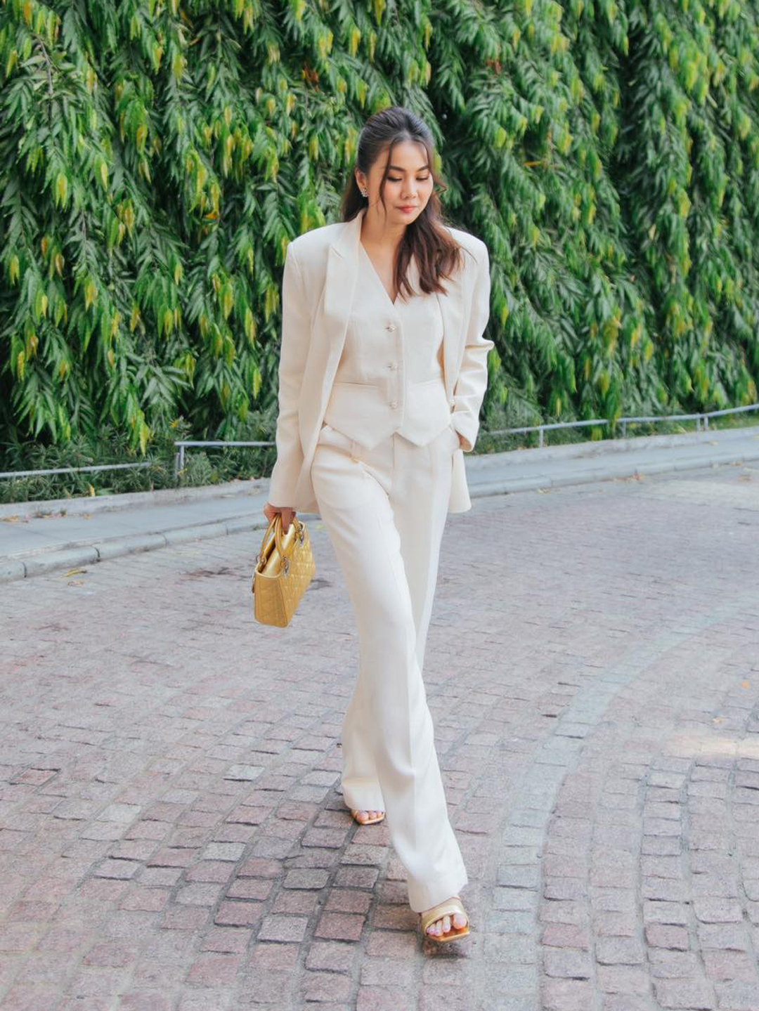 Gợi ý 10 outfit công sở từ sở thích phối đồ với blazer của Thanh Hằng - Ảnh 5