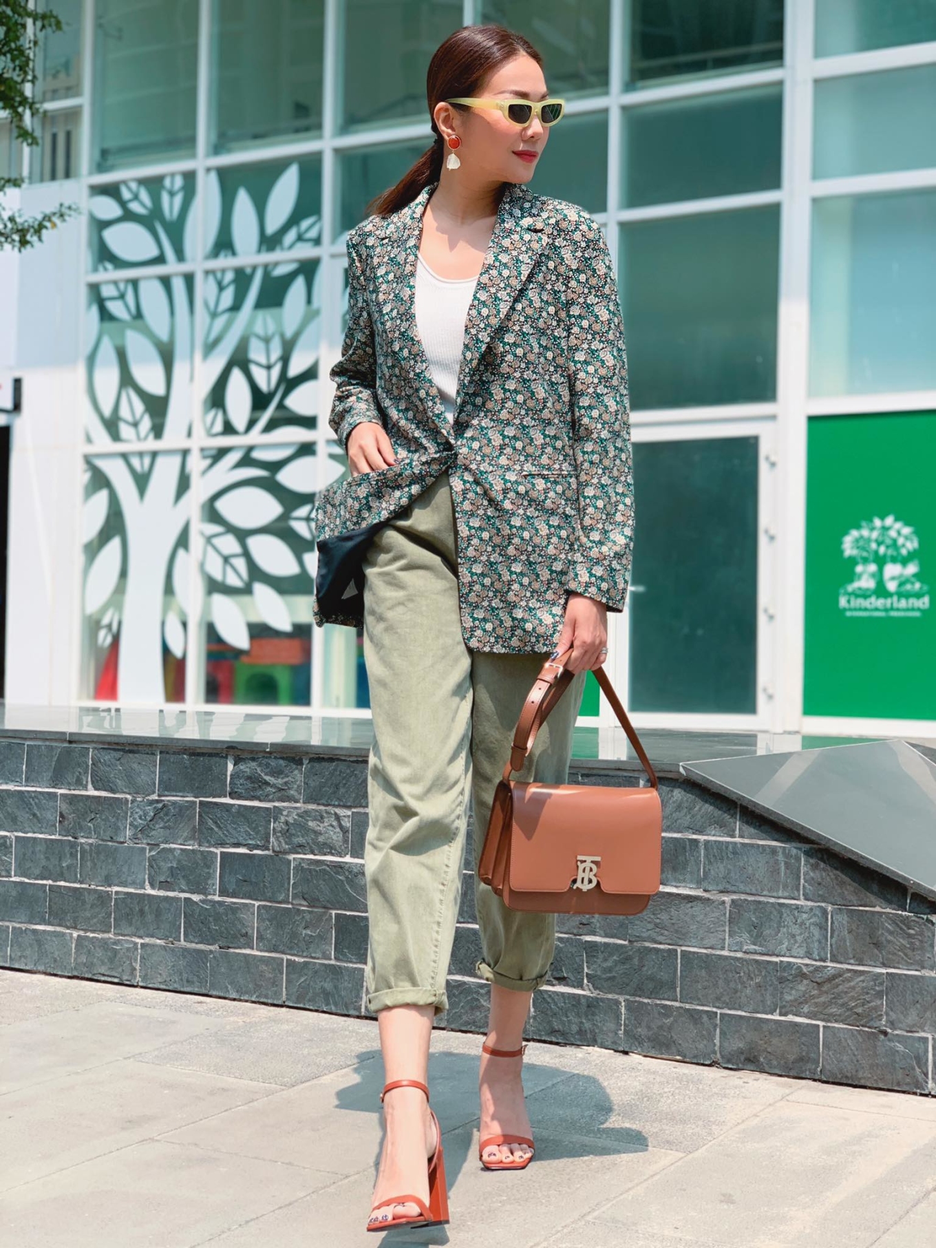 Gợi ý 10 outfit công sở từ sở thích phối đồ với blazer của Thanh Hằng - Ảnh 7