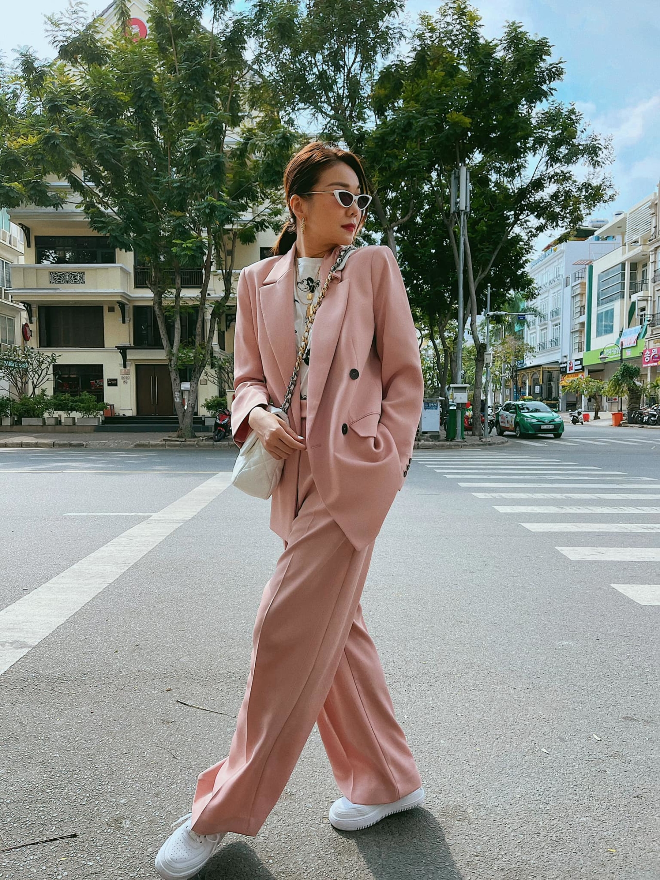 Gợi ý 10 outfit công sở từ sở thích phối đồ với blazer của Thanh Hằng - Ảnh 9