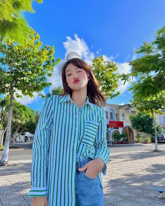 Cảm hứng mặc đẹp áo sơ mi mùa hè từ street style của mỹ nhân Việt - Ảnh 1