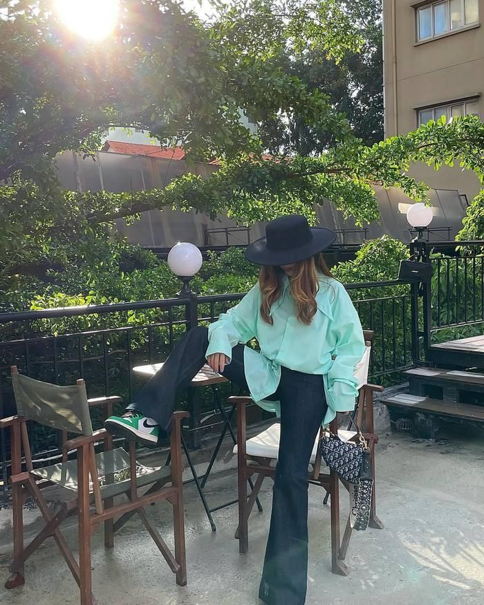 Cảm hứng mặc đẹp áo sơ mi mùa hè từ street style của mỹ nhân Việt - Ảnh 2