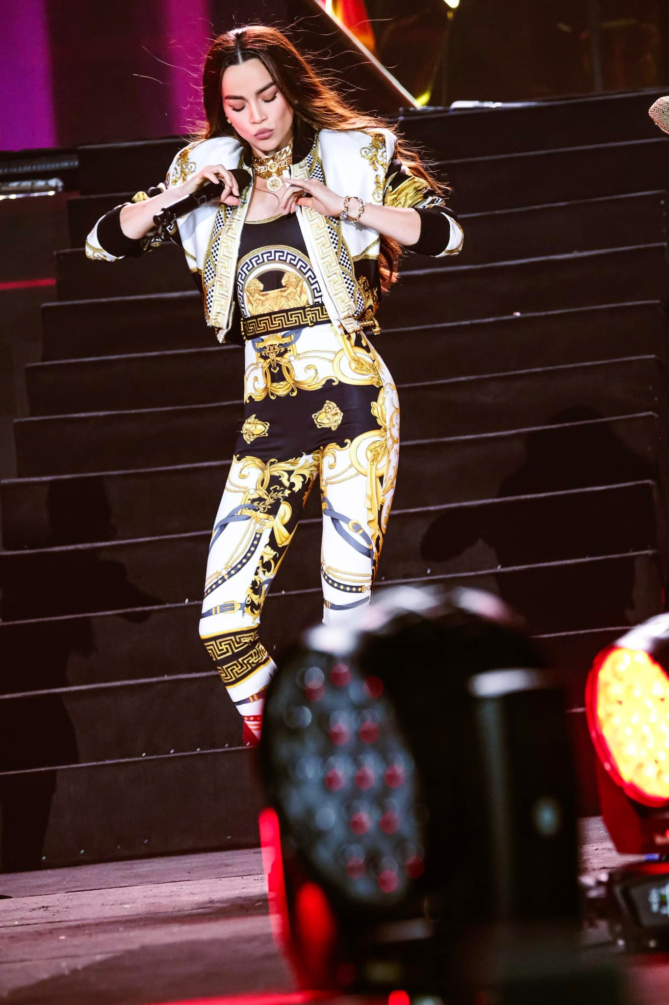 Những set đồ nếu không phải Hồ Ngọc Hà thì chẳng ai dám mặc thử - Ảnh 1