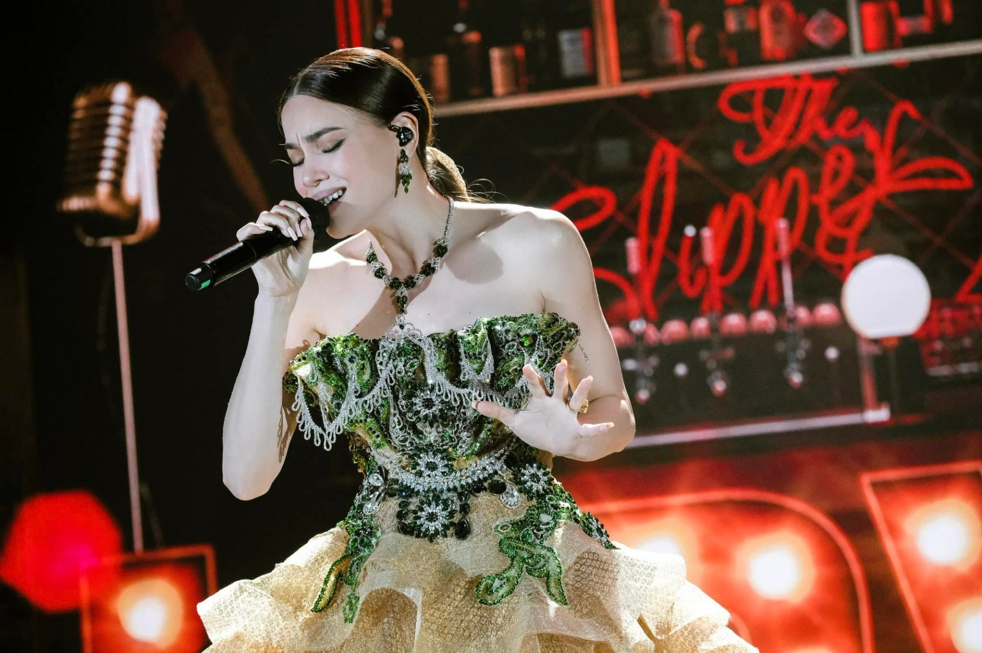 Những set đồ nếu không phải Hồ Ngọc Hà thì chẳng ai dám mặc thử - Ảnh 3