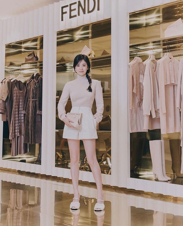 Bảo bối kéo dài chân của Song Hye Kyo, diện với bất cứ trang phục nào cũng hợp - Ảnh 2