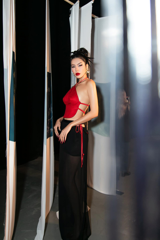 Hè này, mỹ nhân Việt âm thầm tôn vinh bản sắc dân tộc với những chiếc áo yếm hiện đại và quyến rũ - Ảnh 1