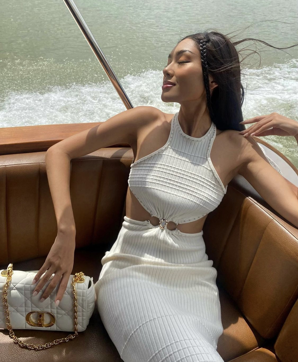 Hè này, mỹ nhân Việt âm thầm tôn vinh bản sắc dân tộc với những chiếc áo yếm hiện đại và quyến rũ - Ảnh 10