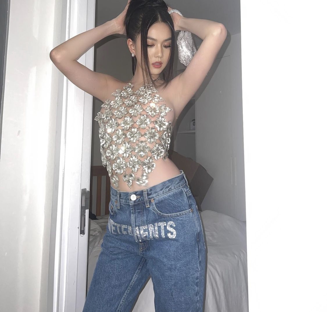 Hè này, mỹ nhân Việt âm thầm tôn vinh bản sắc dân tộc với những chiếc áo yếm hiện đại và quyến rũ - Ảnh 11