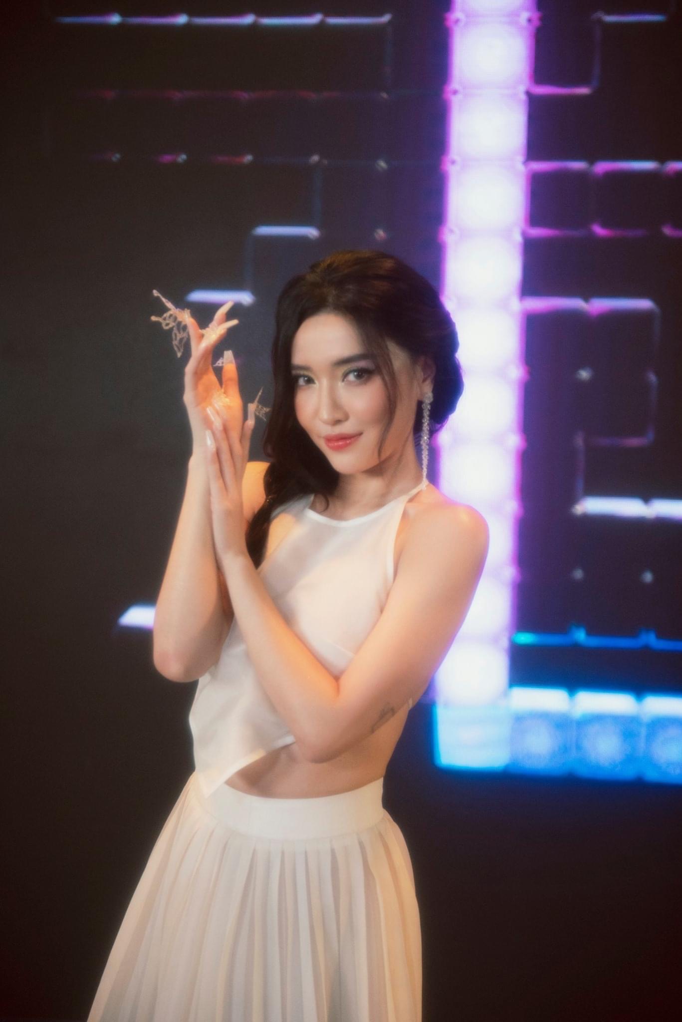 Hè này, mỹ nhân Việt âm thầm tôn vinh bản sắc dân tộc với những chiếc áo yếm hiện đại và quyến rũ - Ảnh 12