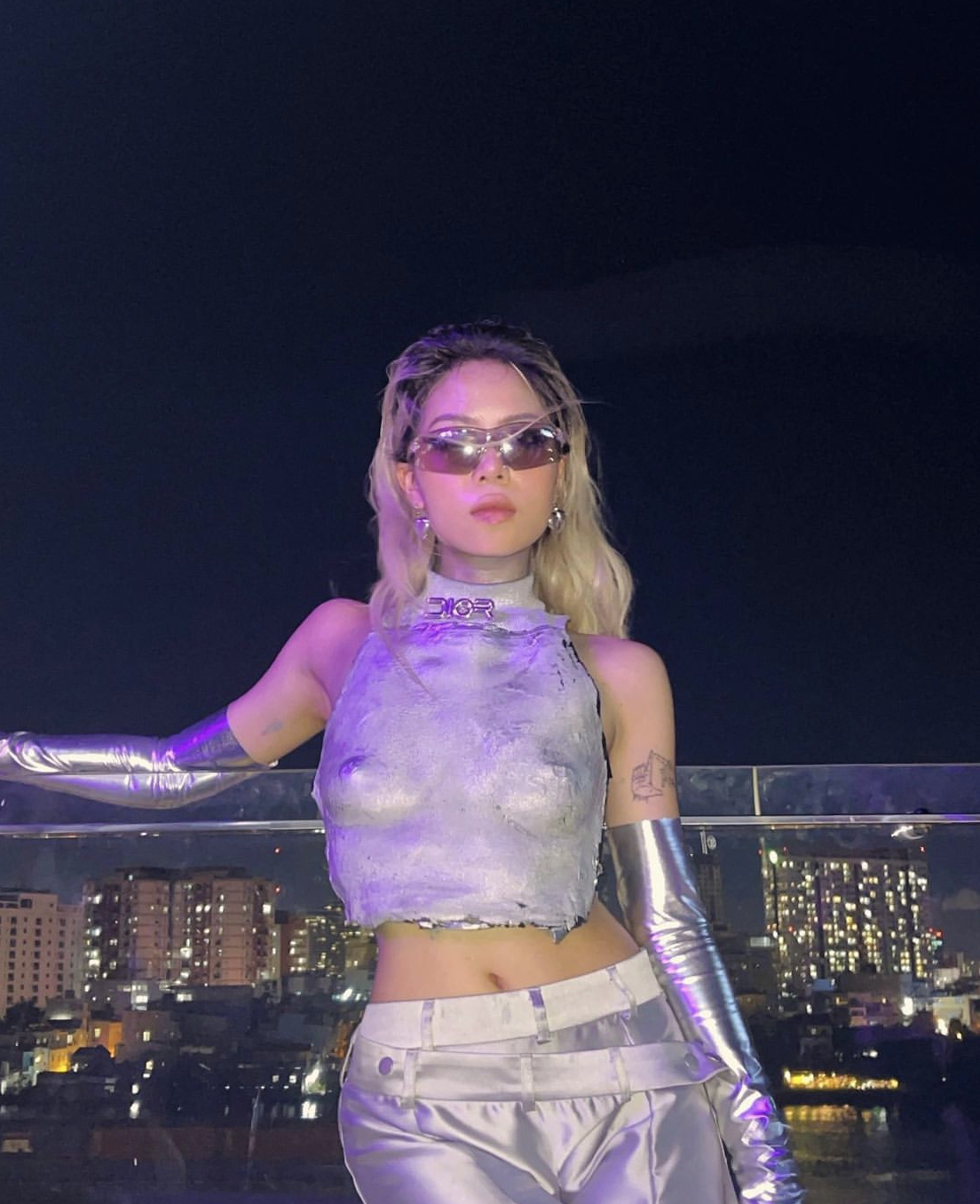 Hè này, mỹ nhân Việt âm thầm tôn vinh bản sắc dân tộc với những chiếc áo yếm hiện đại và quyến rũ - Ảnh 7