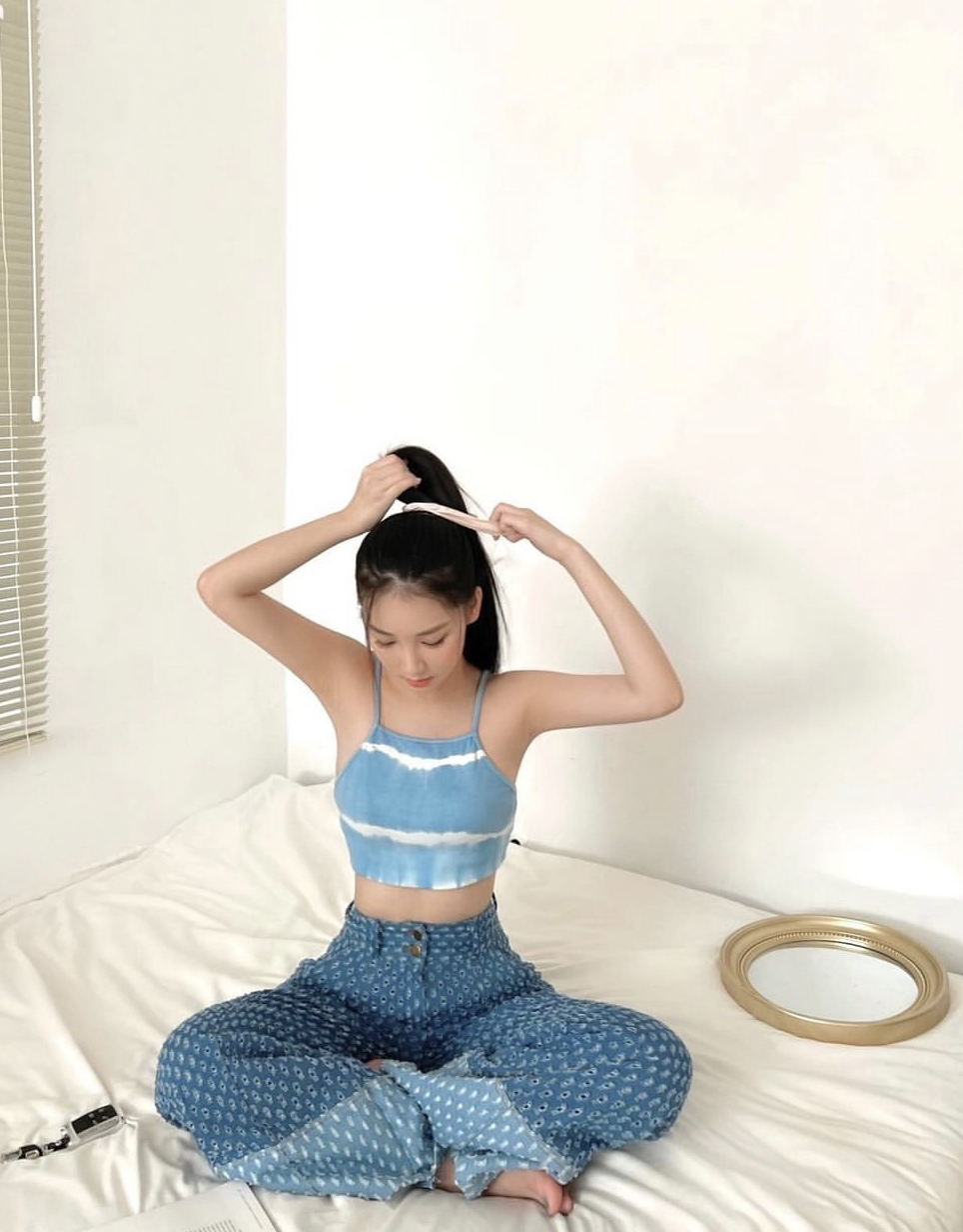 Hè này, mỹ nhân Việt âm thầm tôn vinh bản sắc dân tộc với những chiếc áo yếm hiện đại và quyến rũ - Ảnh 8